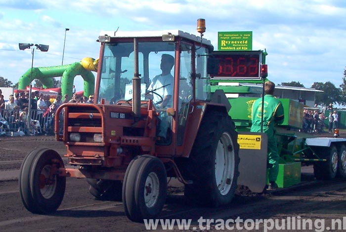 http://www.tractorpulling.nl/foto/merken/renault/jpg/r00681mh.jpg